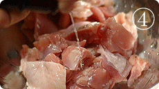 鶏肉に酒をかける 鶏肉に酒をかける